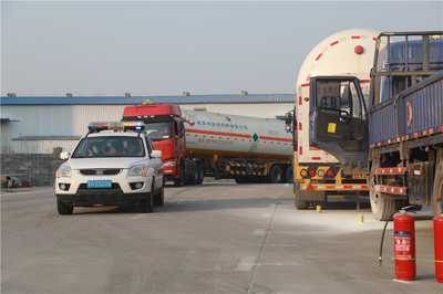 東海市危貨與普貨運(yùn)輸企業(yè)聯(lián)合開展道路應(yīng)急救援演練